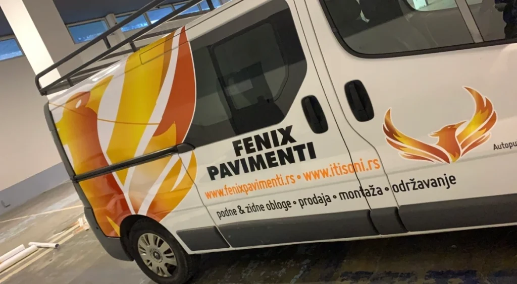 Brendirani kombi Fenix Pavimenti sa profesionalnom autografikom