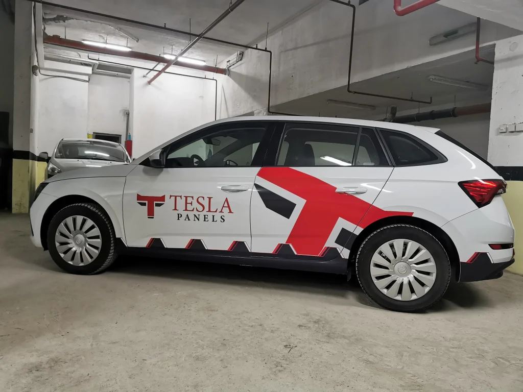 Brendirano vozilo firme Tesla Panels sa reklamom za solarne panele i energetsku efikasnost