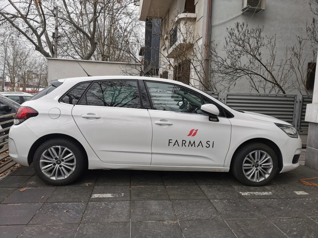 Brendirano vozilo sa Farmasi logotipom i reklamnom grafikom za kozmetičke proizvode