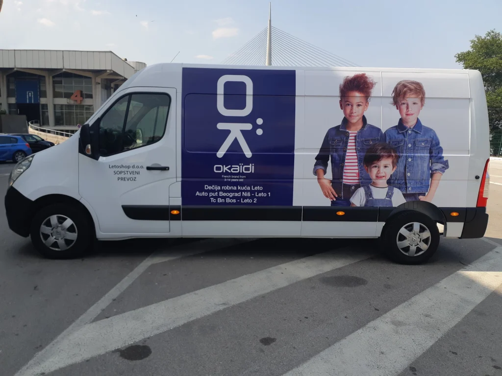 Autografika na vozilu brenda Okaidi-Obaibi – odeća za sve uzraste, profesionalno brendiranje