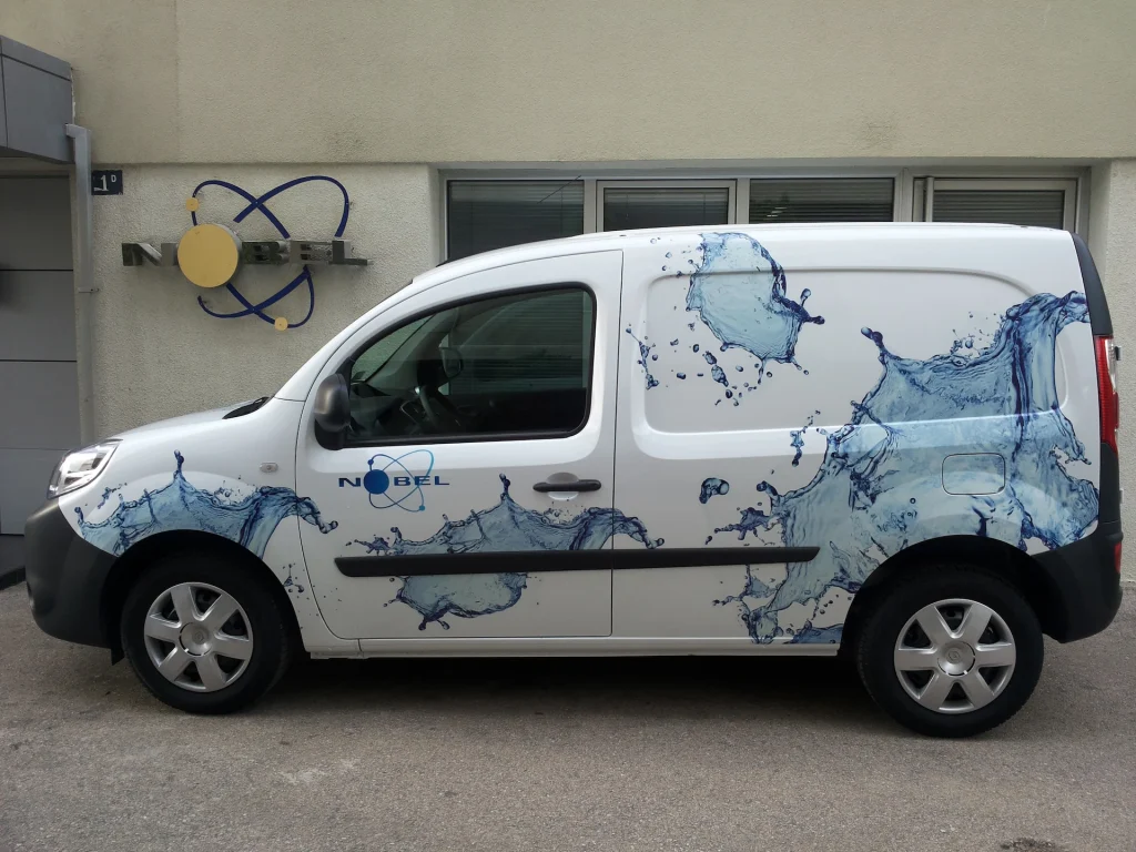 Autografika na pikap vozilu firme Nobel & Energetix doo sa logotipom i vizuelnim identitetom
