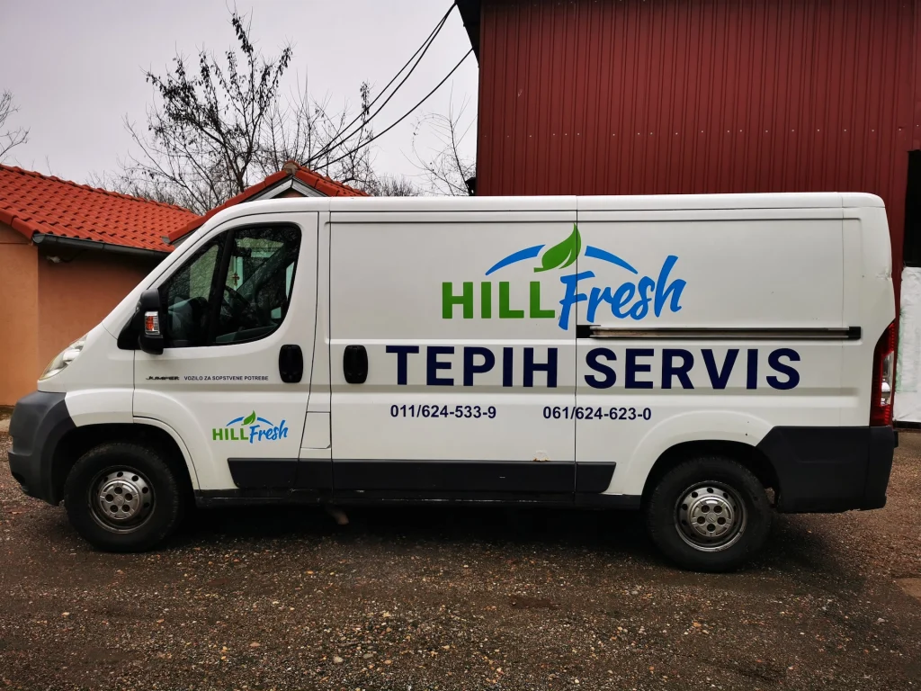 Brendirani kombi Hill Fresh tepih servisa sa štampanom autografikom i logotipom firme