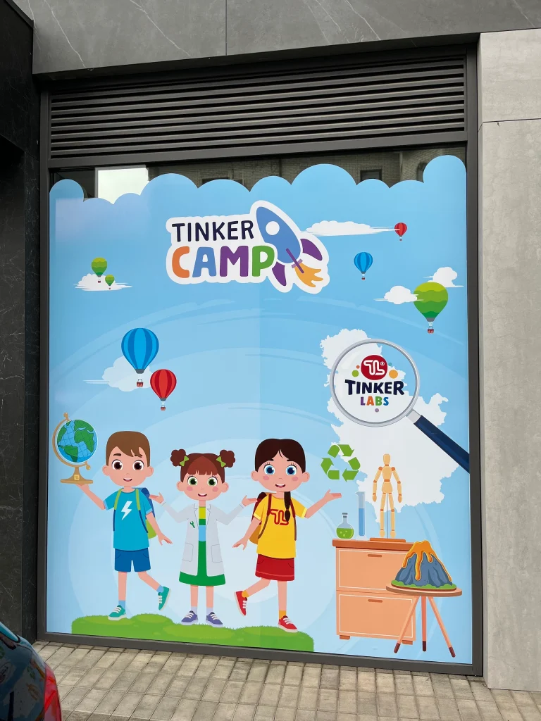 Brendiranje izloga – kako folije i natpisi privlače kupce