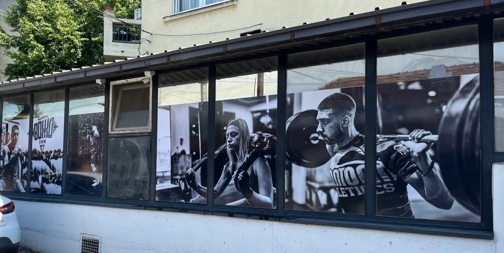 Brendiranje izloga – kako folije i natpisi privlače kupce