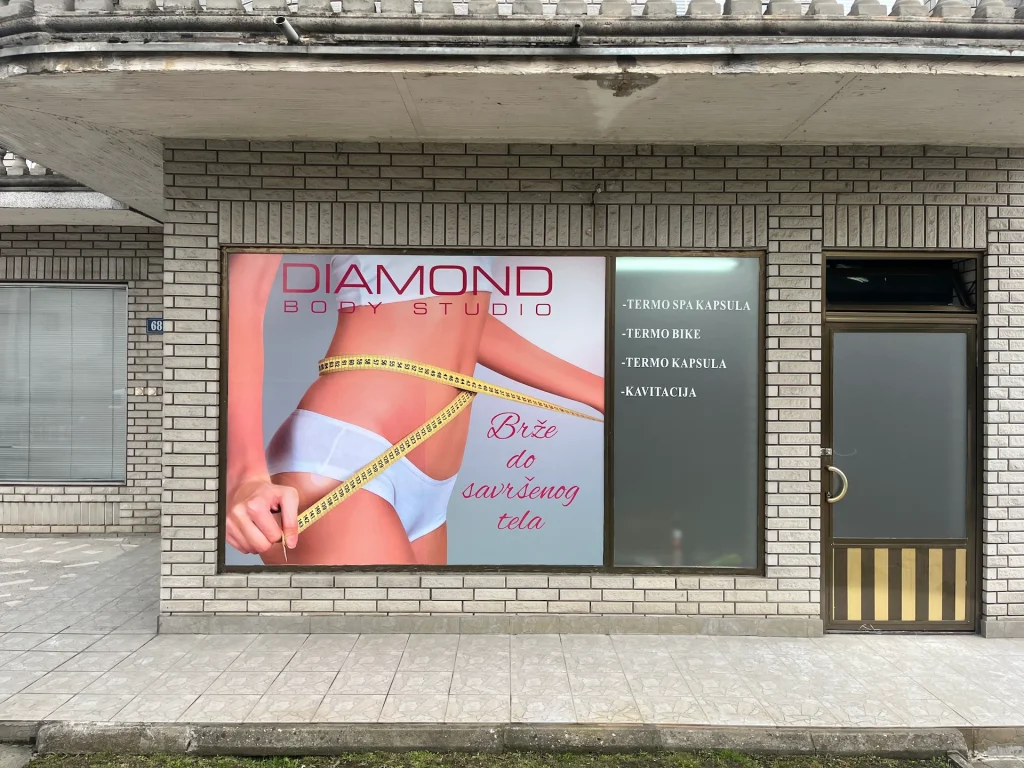 Brendiranje izloga – kako folije i natpisi privlače kupce