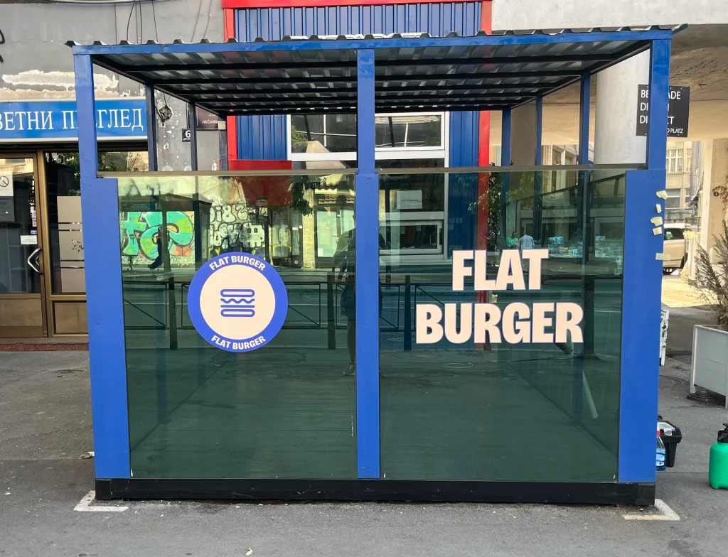 Brendiranje izloga – kako folije i natpisi privlače kupce