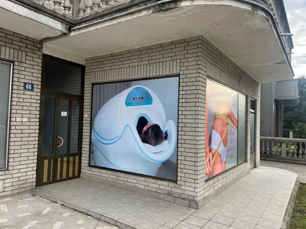 Brendiranje izloga – kako folije i natpisi privlače kupce